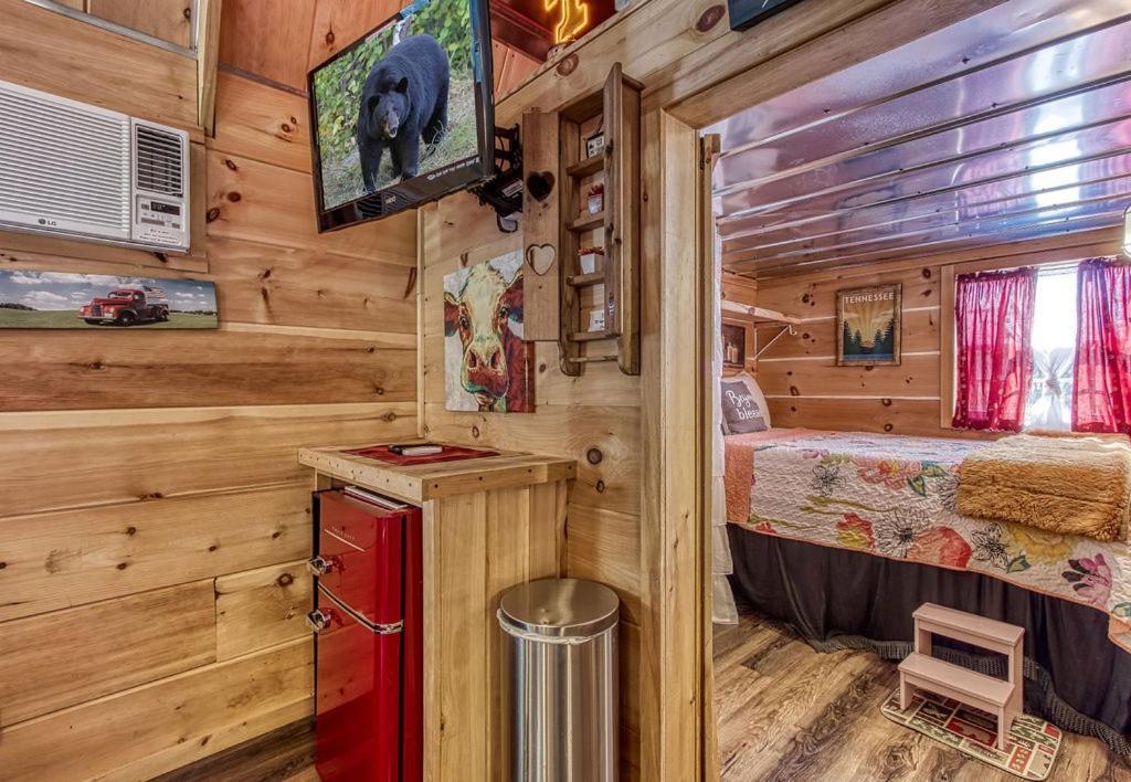 The Tiny Barn, 1089 Free Tickets Each Paid Day, Dollywood And More Сивиървил Екстериор снимка