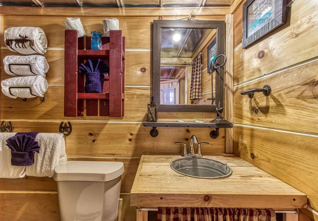 The Tiny Barn, 1089 Free Tickets Each Paid Day, Dollywood And More Сивиървил Екстериор снимка