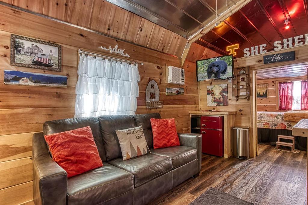 The Tiny Barn, 1089 Free Tickets Each Paid Day, Dollywood And More Сивиървил Екстериор снимка