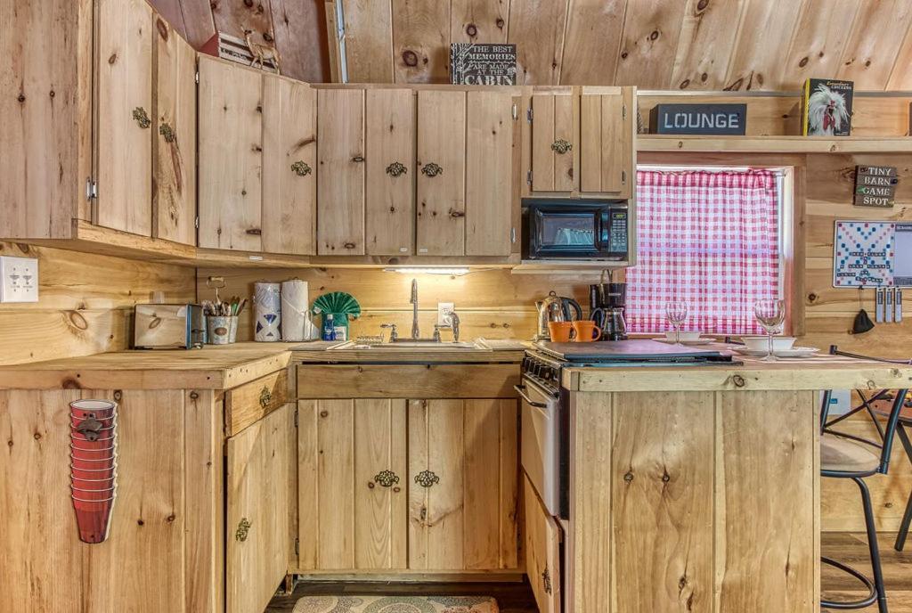 The Tiny Barn, 1089 Free Tickets Each Paid Day, Dollywood And More Сивиървил Екстериор снимка