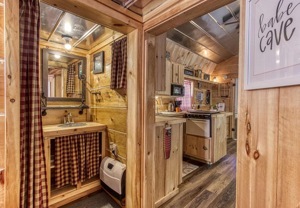 The Tiny Barn, 1089 Free Tickets Each Paid Day, Dollywood And More Сивиървил Екстериор снимка