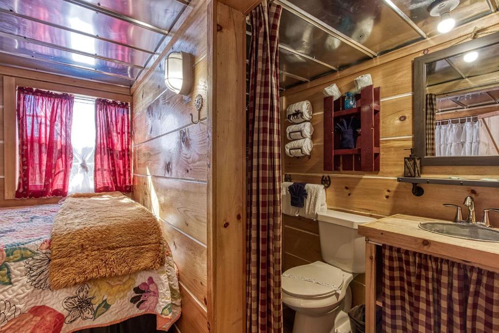The Tiny Barn, 1089 Free Tickets Each Paid Day, Dollywood And More Сивиървил Екстериор снимка